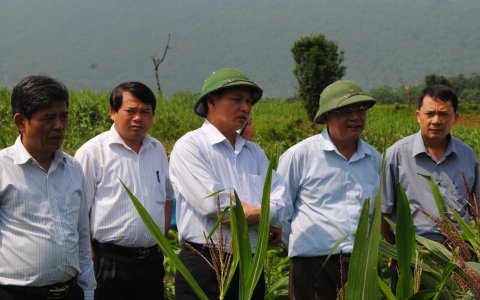Đồng chí Nguyễn Đức Quyền – PCT TT UBND tỉnh kiểm tra tình hình khắc phục hậu quả do thiên tai trên địa bàn huyện